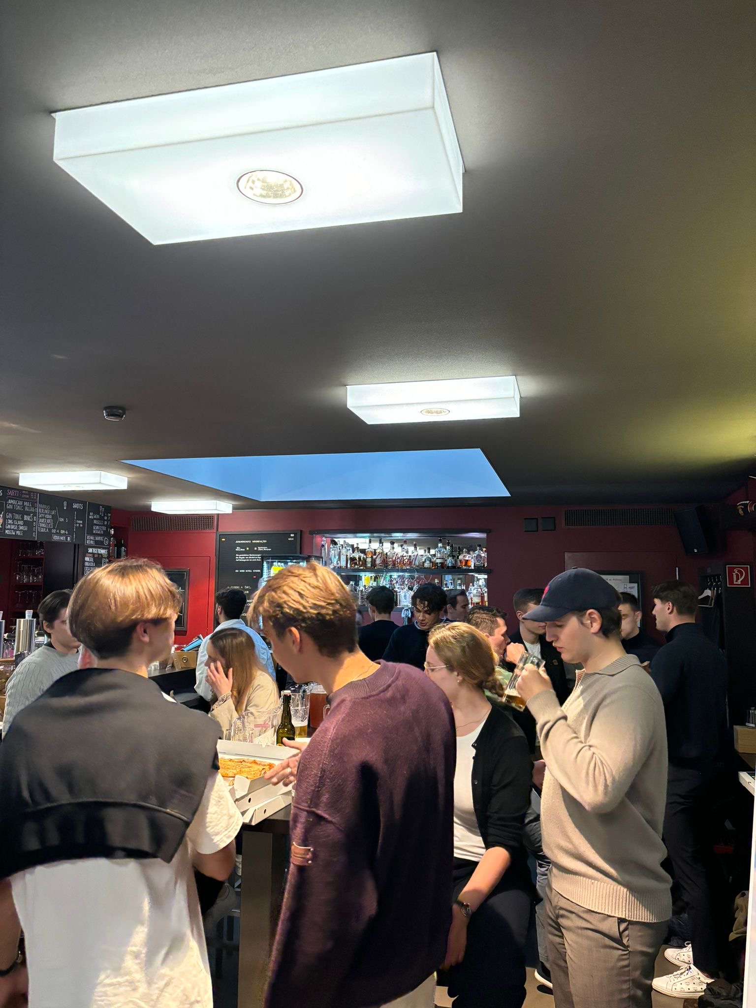Pizza & Bier im Adhoc